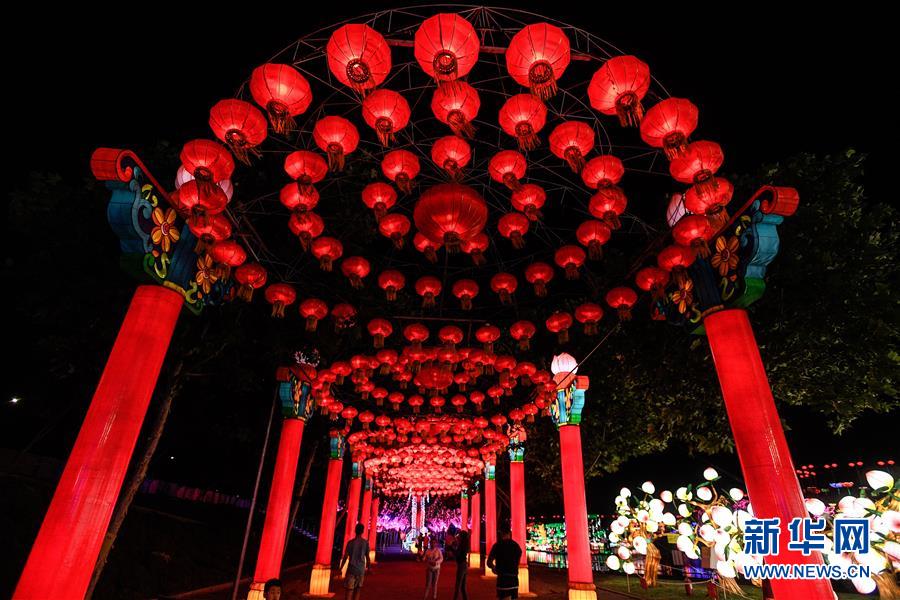 新华网■自贡彩灯营造圣地亚哥魅力中国夜