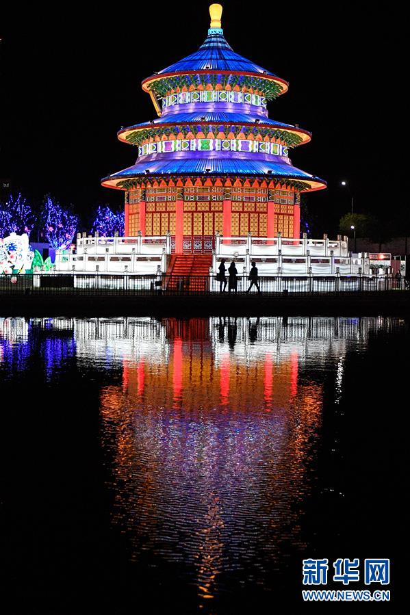 新华网■自贡彩灯营造圣地亚哥魅力中国夜