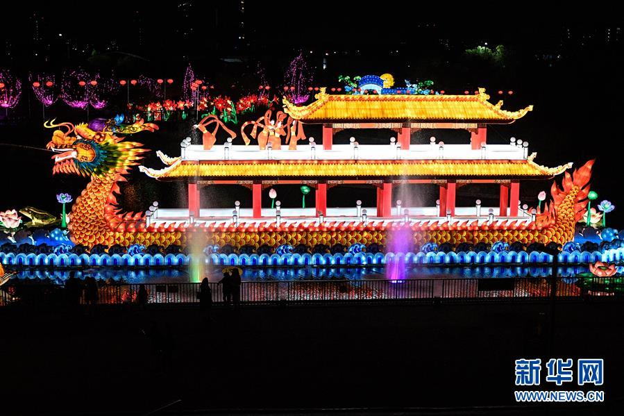 新华网■自贡彩灯营造圣地亚哥魅力中国夜