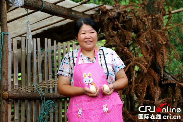 图片默认标题_fororder_陈大明捧着鸡蛋露出开心的笑容--（摄影-高学兵）