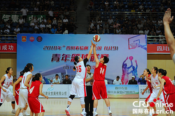 图片默认标题_fororder_比赛开球（摄影：姜锦）