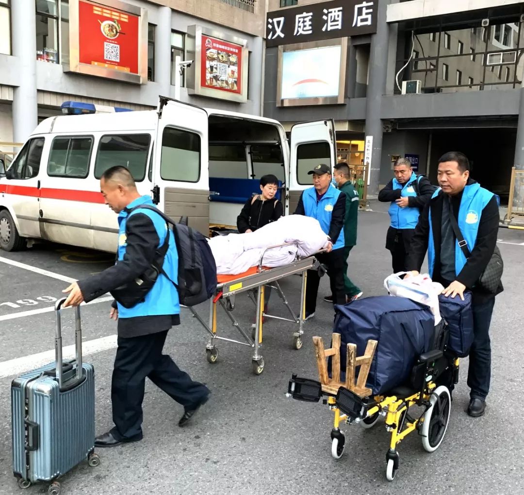 [人民日报]穿越大半个中国去送你……奇迹发生！四个铁汉哭了