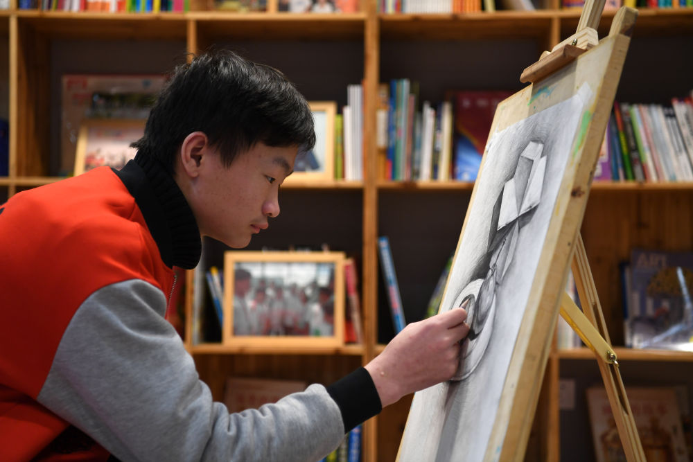 [新华社]“艾滋孤儿”成长记——给我一个没有“标记”的人生