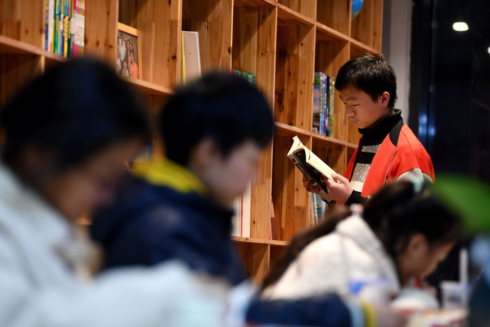 [新华社]“艾滋孤儿”成长记——给我一个没有“标记”的人生