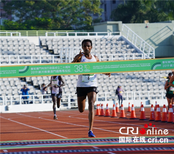 图片默认标题_fororder_马拉松男子全场组别冠军埃塞俄比亚选手阿贝贝冲线瞬间。澳门体育局供图