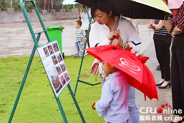 图片默认标题_fororder_小朋友观看展览