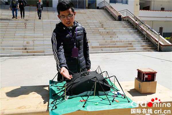 图片默认标题_fororder_八年级三班的彭措扎西和他的作品《黑帐篷》