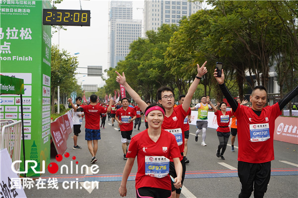 2.8万人参加南宁国际马拉松赛 感受绿城独特魅力