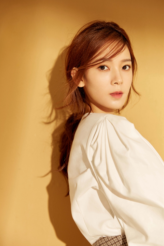 陈瑶推宫廷风写真 气场强大贵族范儿迷人