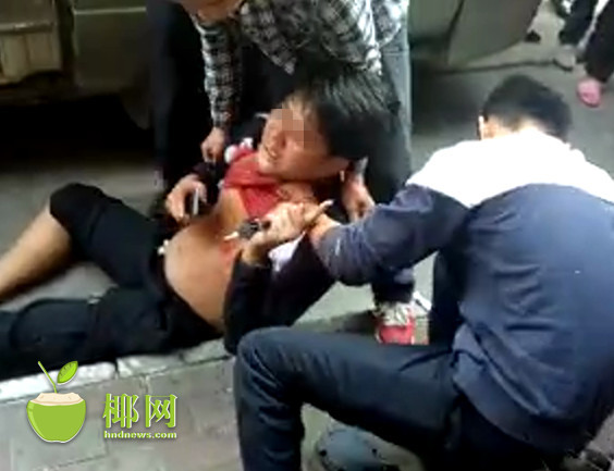 Man is riding a motorcycle buckle street commit suicide even tong 2 took a demon in the ground