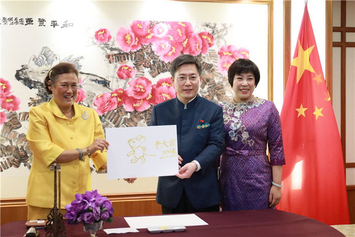 图片默认标题_fororder_4、公主现场手绘卡通金鼠赠与使馆