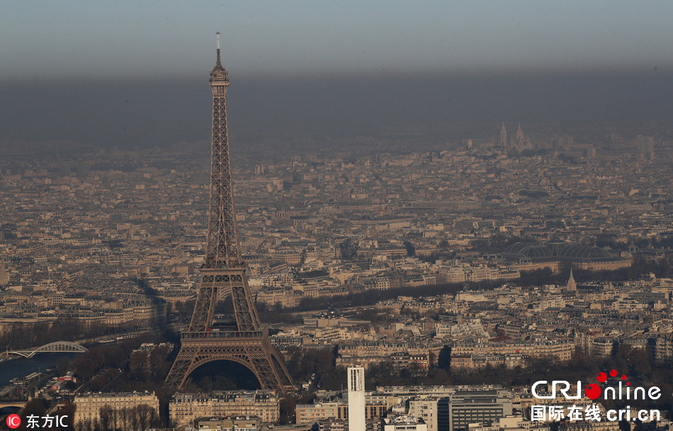 法国巴黎遭遇重污染天气 城市灰蒙蒙一片