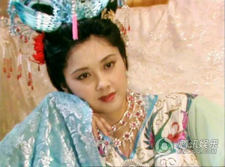 被问及为何此次要选赵丽颖出演女儿国国王时,《西游记》系列电影的