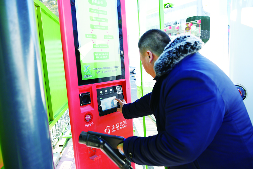 从公交车队看变化:暖车成“过往” 工装不“埋汰”