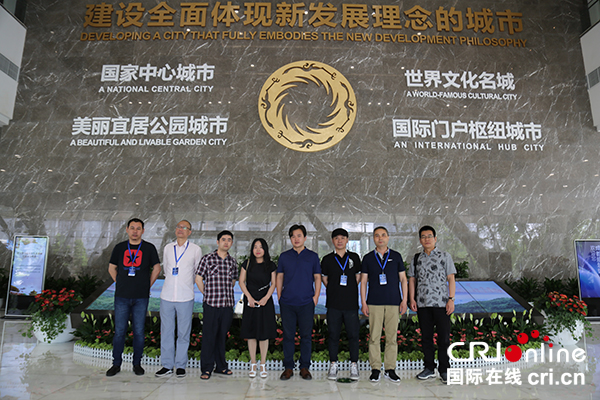 图片默认标题_fororder_作家们在成都市规划馆调研采风后合影留念（摄影-刘世光）