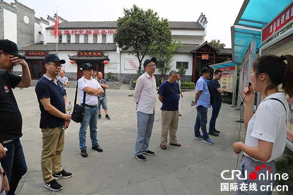 图片默认标题_fororder_作家们在郫都区战旗村采风（摄影-刘世光）