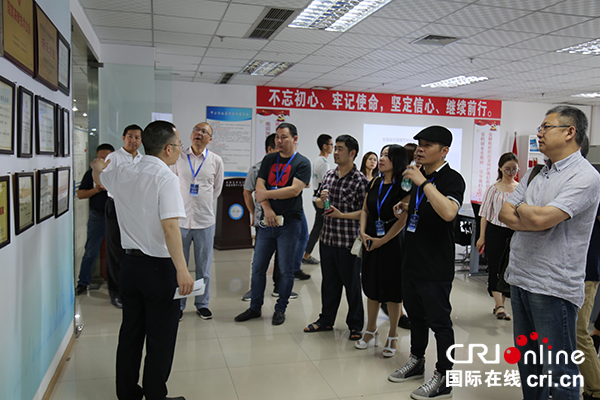 图片默认标题_fororder_作家们前往成都高新减灾研究所采风（摄影-刘世光）