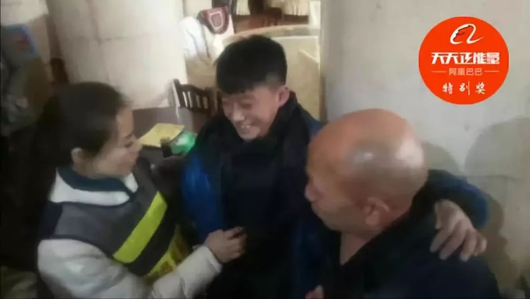 [新华社]寒冬深夜，14岁男孩一次次倒挂深井救3岁女童……少年的