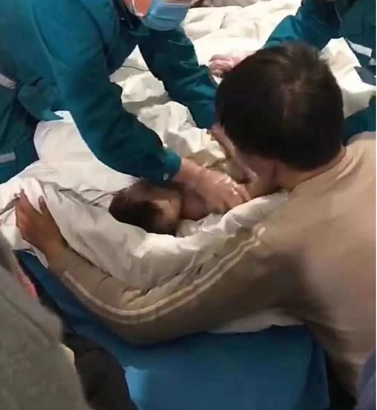 [新华社]寒冬深夜，14岁男孩一次次倒挂深井救3岁女童……少年的