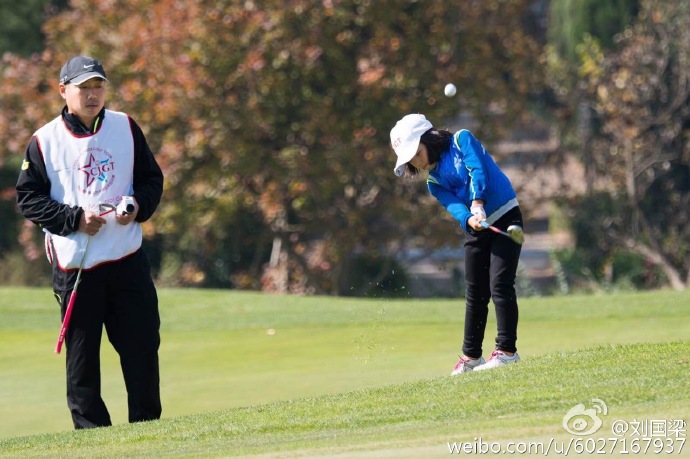 刘国梁给女儿当高尔夫球童：自我感觉还不错