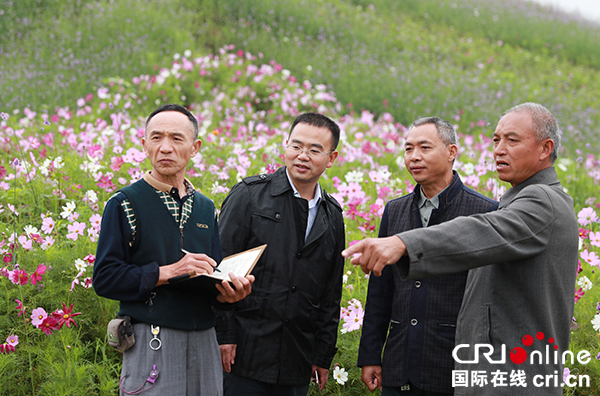 图片默认标题_fororder_纪检干部吴军和廉情监督员蒋天超了解项目补助资金的到位及使用情况