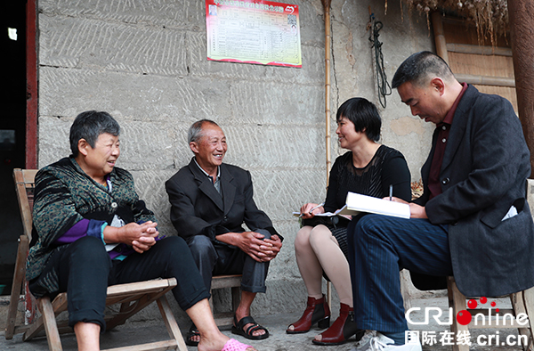 图片默认标题_fororder_廉情监督员舒兴林、舒兴莲了解村组党员干部是否存在吃拿卡要现象