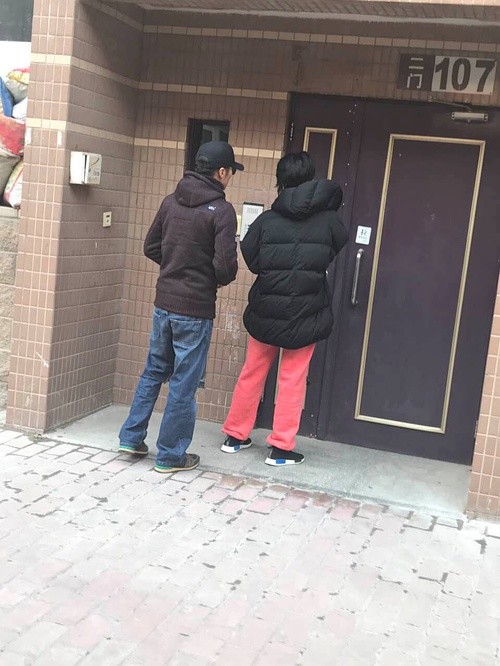 王菲谢霆锋十指紧扣散步 网友关注的是谢霆锋的身高