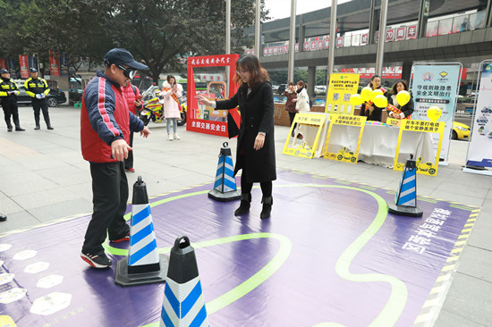 【法制安全】重庆南岸警方开展全国交通安全宣传日活动