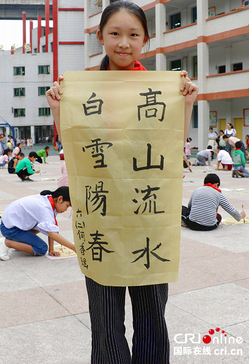 图片默认标题_fororder_少先队员展示自己的作品。