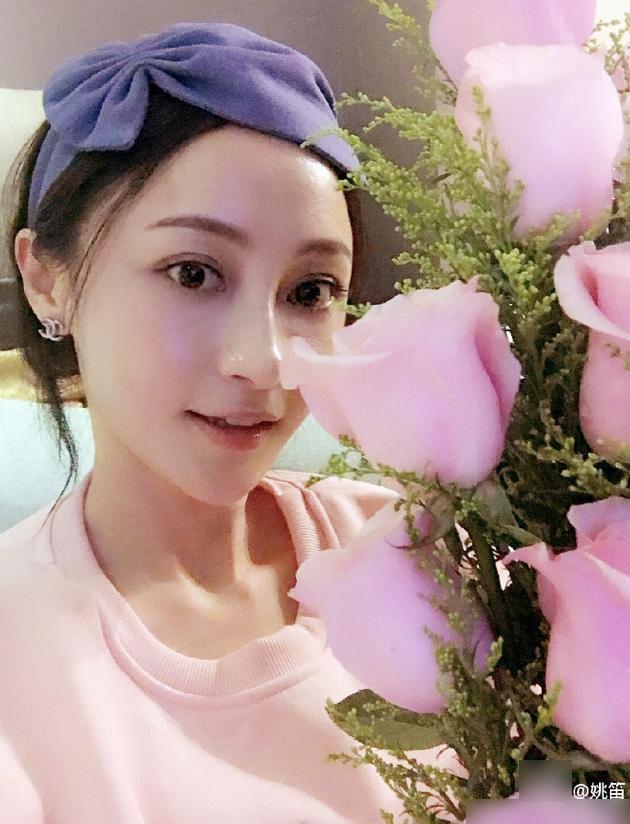 姚笛晒自拍温婉可人 高颜值从未改变