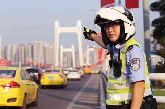 【法制安全】重庆九龙坡交巡警开展交通安全日宣传活动