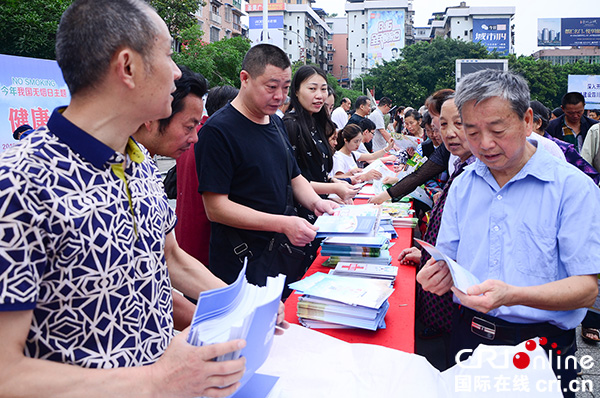 图片默认标题_fororder_向市民散发宣传资料