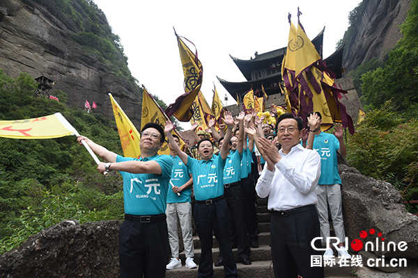 图片默认标题_fororder_广元市委书记为出征队队伍授旗（右一）（摄影--徐琴）