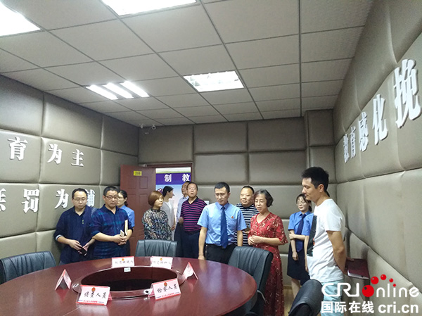 图片默认标题_fororder_与会人员参观未检办案区--摄影张勇