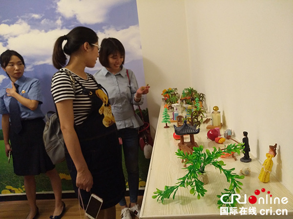 图片默认标题_fororder_与会人员参观心理疏导室--摄影张勇