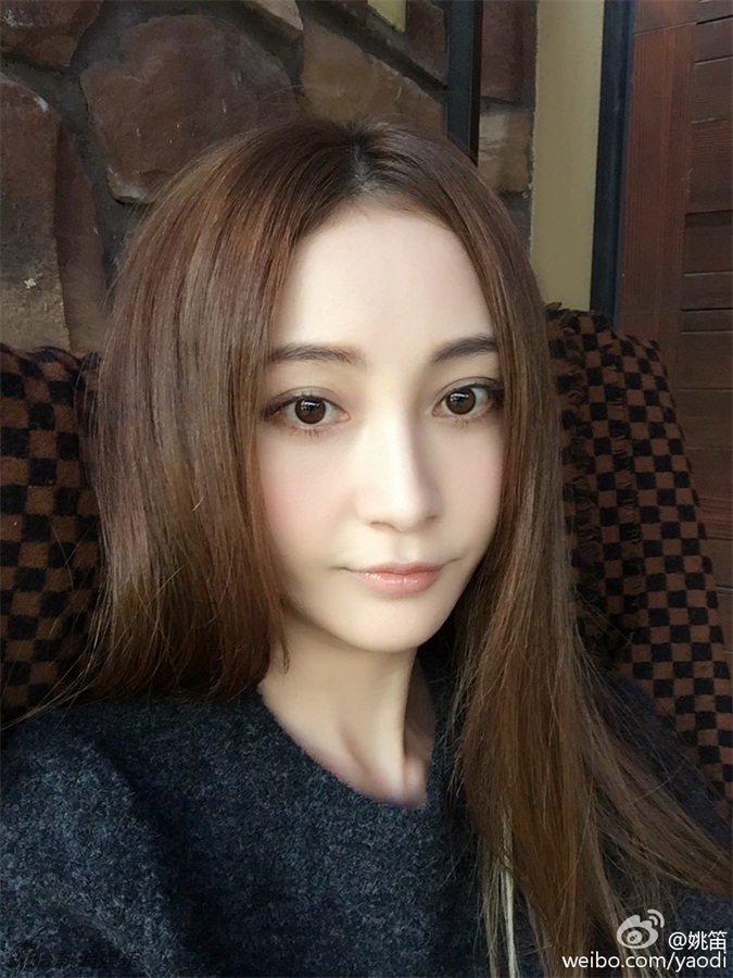 姚笛自拍温婉可人 浓眉大眼樱桃嘴(组图)