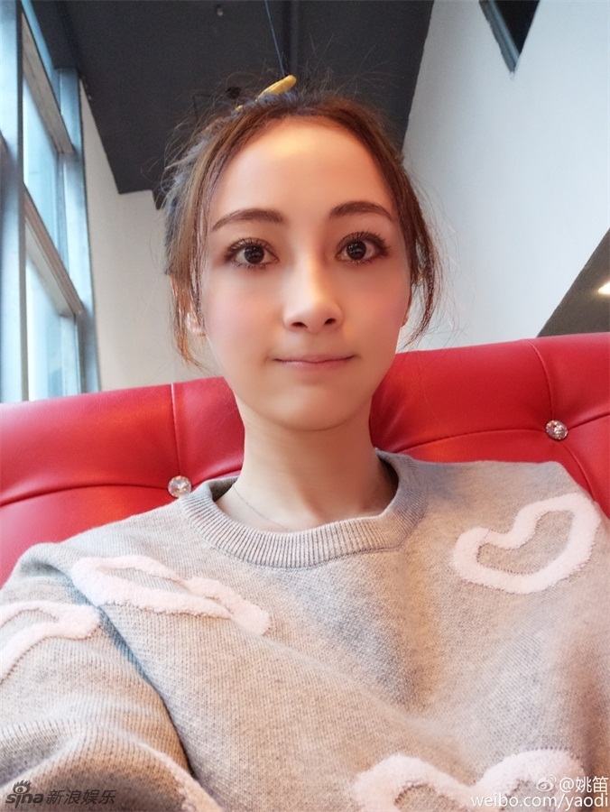 姚笛自拍温婉可人 浓眉大眼樱桃嘴(组图)