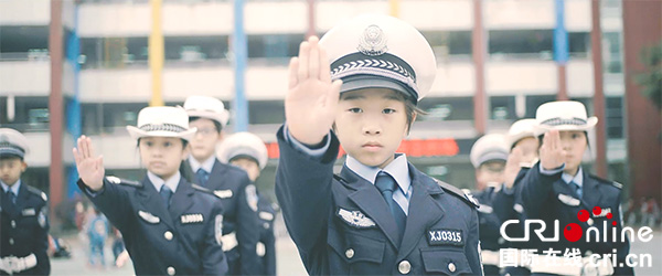 图片默认标题_fororder_《交通安全儿歌》MV中片段（乐山市公安局交警支队-供图）