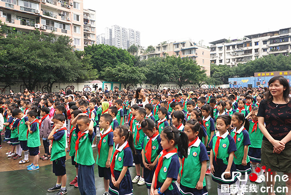 图片默认标题_fororder_乐山市实验小学活动现场（乐山市公安局交警支队-供图）