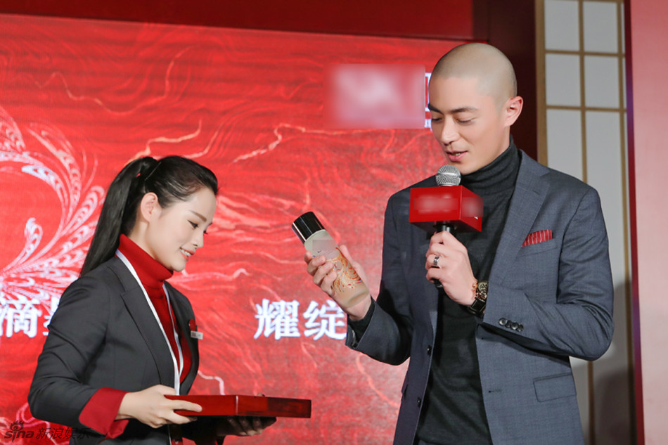霍建华老干部形象亮相 笔挺西装光头帅气(图)