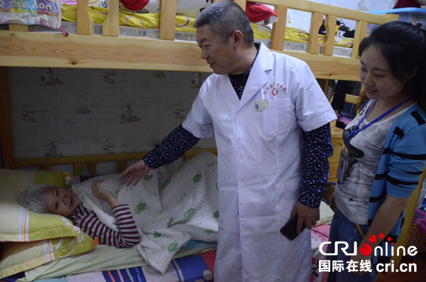 图片默认标题_fororder_上门看望官金福老人