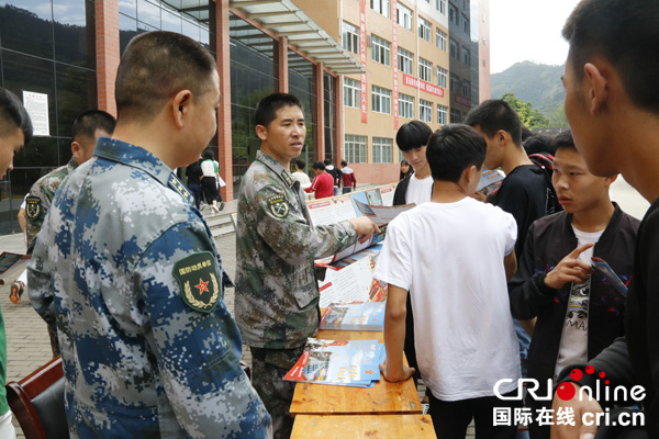 图片默认标题_fororder_宣讲人员在对学生进行征兵宣传（摄影--彭从华-）