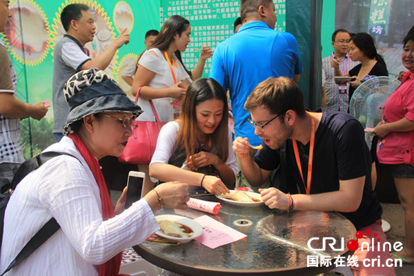 图片默认标题_fororder_游客品尝长宁凉糕--摄影宋成均