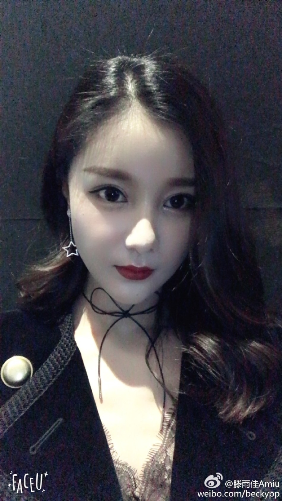 滕雨佳与黄晓明同台 深V性感大气不输baby