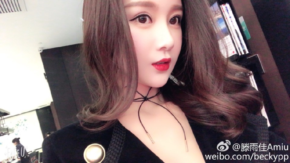 滕雨佳与黄晓明同台 深V性感大气不输baby