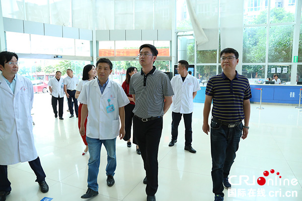 图片默认标题_fororder_何永宏一行在南溪人民医院内调研