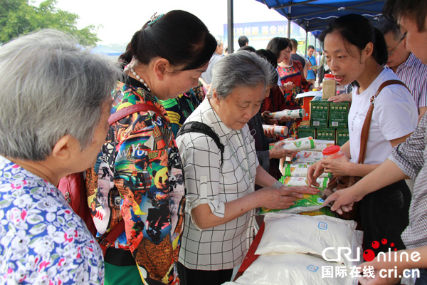 图片默认标题_fororder_市民在向企业咨询产品营养健康价值