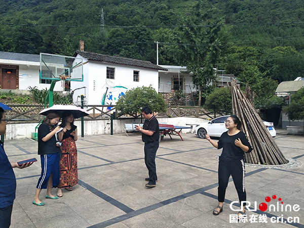 图片默认标题_fororder_村主任任兴燕介绍永明村情况（摄影-杨明）