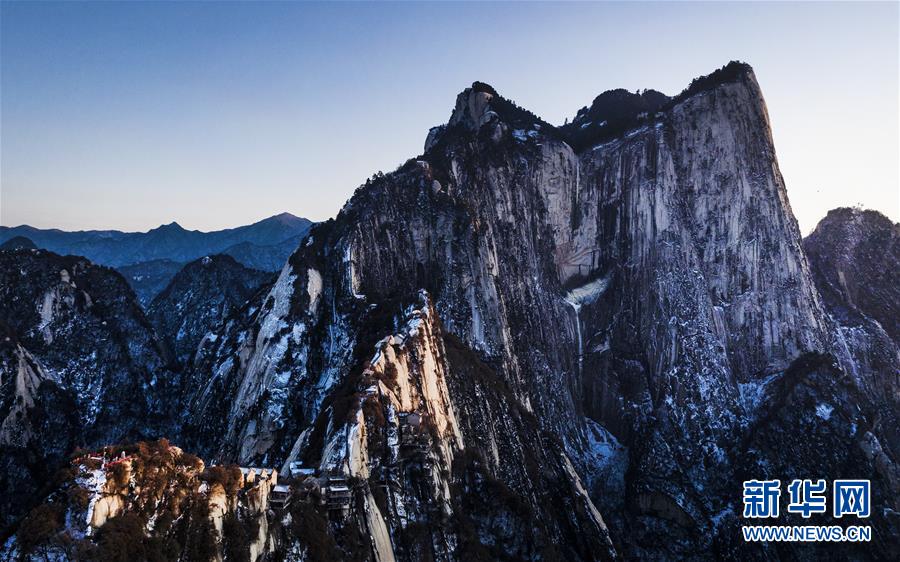 晚霞中的西岳华山