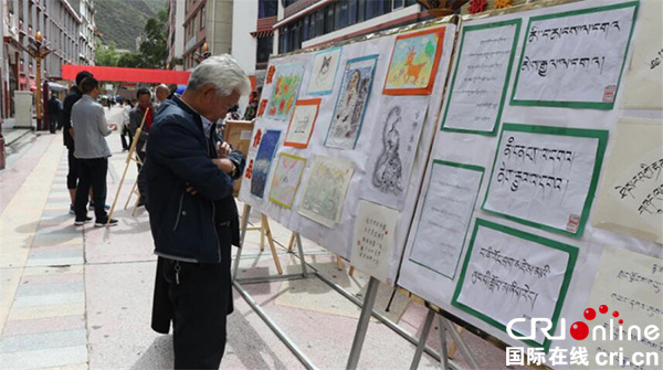 图片默认标题_fororder_师生作品吸引群众驻足